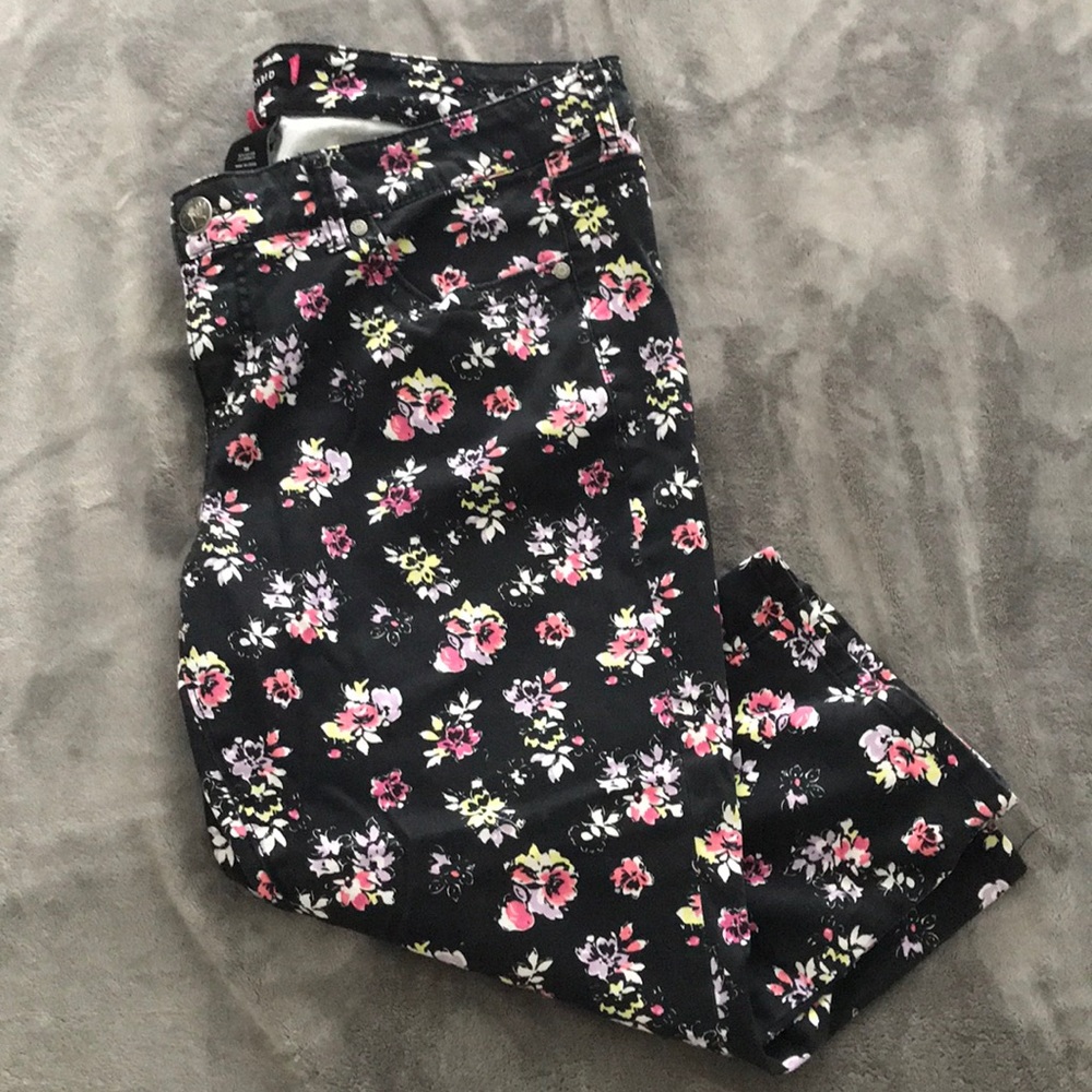 Torrid floral capris w/ 5 pockets